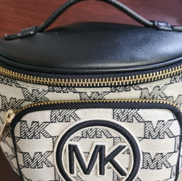 Michael Kors Erin Waistpack Fanny Crossbody - Picture 3 of 5